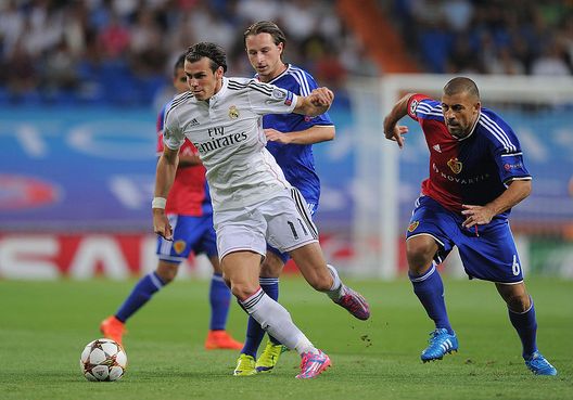 MADRID, SPAIN - SEPTEMBER 16:  Gareth Bale of Real Madrid in action against Walter Samuel of FC Basel 1893 during the UEFA Champions League Group B match between Real Madrid CF and FC Basel 1893 on September 16, 2014 in Madrid, Spain.  (Photo by Denis Doyle/Getty Images) 
