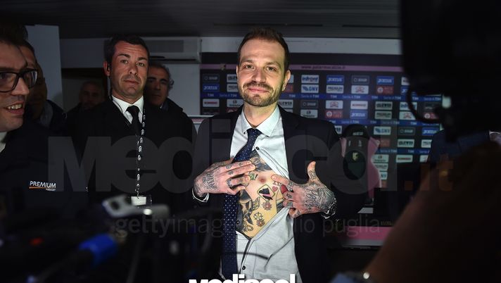 7 marzo 2017: Paul Baccaglini mostra nella conferenza stampa di presentazione il tatuaggio fatto nella notte da Le Iene, è lo scudetto del Palermo 