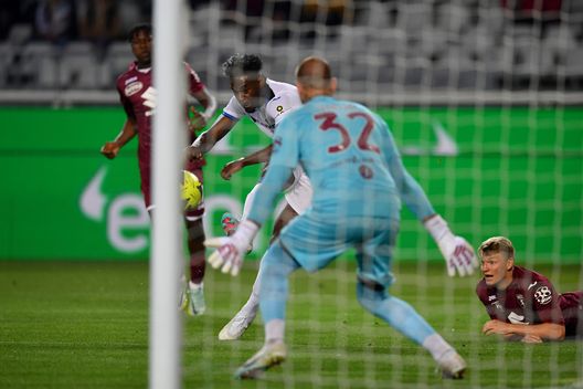 TURIN, ITALY - APRIL 29: Duvan Zapata of Atalanta BC scores the team's second goal during the Serie A match between Torino FC and Atalanta BC at Stadio Olimpico di Torino on April 29, 2023 in Turin, Italy. (Photo by Valerio Pennicino/Getty Images)