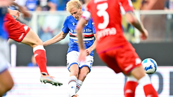 GENOA, ITALY - MAY 16: Morten Thorsby of Sampdoria scores a goal during the Serie A match between UC Sampdoria and ACF Fiorentina at Stadio Luigi Ferraris on May 16, 2022 in Genoa, Italy. (Photo by Getty Images) Thorsby: “Pronto a tutto per restare alla Samp, ma mi hanno pregato di andare” - immagine 1