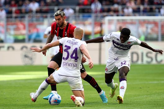 MILAN, ITALY - MAY 01: Theo Hernandez of AC Milan is challenged by Alfred Duncan and Sofyan Amrabat of Fiorentina during the Serie A match between AC Milan and ACF Fiorentina at Stadio Giuseppe Meazza on May 01, 2022 in Milan, Italy. (Photo by Marco Luzzani/Getty Images)
