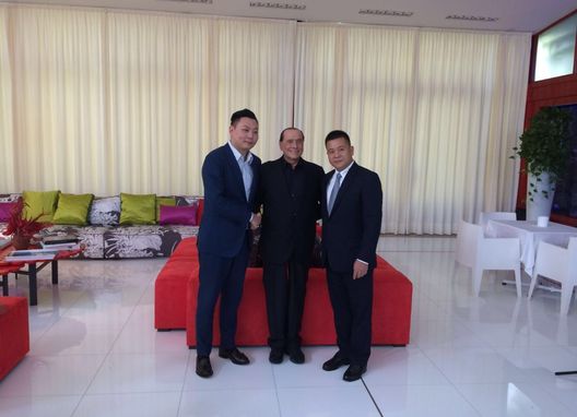 Silvio Berlusconi, Presidente del Milan, e i rappresentanti della cordata cinese (foto Sportmediaset) 
