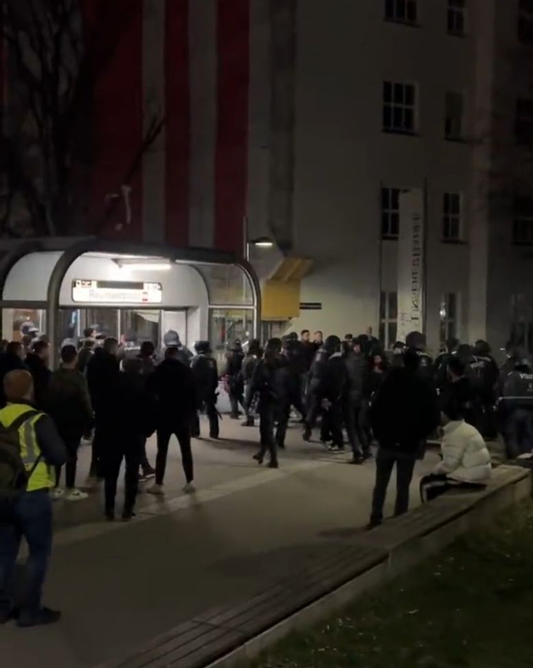Derby di Vienna, razzi e fumogeni Rapid: un ferito allo stadio, Metrò bloccata- immagine 2