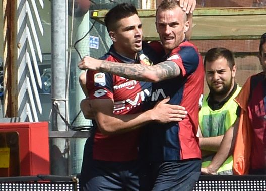  GENOA, GE - MAY 21: Giovanni Simeone and Luca Rigoni of Genoa celebrate after the 2-0 goal during the Serie A match between Genoa CFC and FC Torino at Stadio Luigi Ferraris on May 21, 2017 in Genoa, Italy. (Photo by Paolo Rattini/Getty Images) 