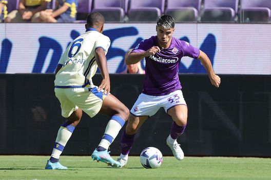 FLORENCE, ITALY - SEPTEMBER 18: Riccardo Sottil of ACF Fiorentina in action during the Serie A match between ACF Fiorentina and Hellas Verona at Stadio Artemio Franchi on September 18, 2022 in Florence, Italy. (Photo by Gabriele Maltinti/Getty Images) La Premier punta Sottil: due club su di lui, ma la Fiorentina non vacilla- immagine 2