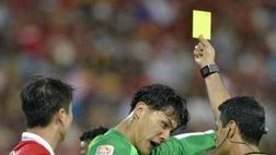 VIDEO / Follie cinesi non solo per Guarìn, scena mai vista tra arbitro e giocatore