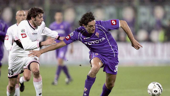 FLORENCE, ITALY - DECEMBER 21:  Luca Toni of Fiorentina and Andrea Barzagli of Palermo in action during the Serie A match between Fiorentina and Palermo at the Stadio Artemio Franchi on December 21, 2005 in Florence, Italy.  (Photo by New Press/Getty Images) 