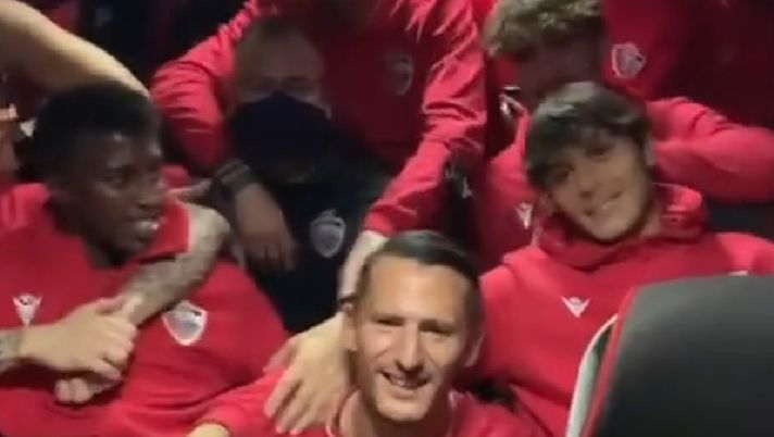 La festa dei giocatori del Foggia sul pullman di ritorno da Monopoli 