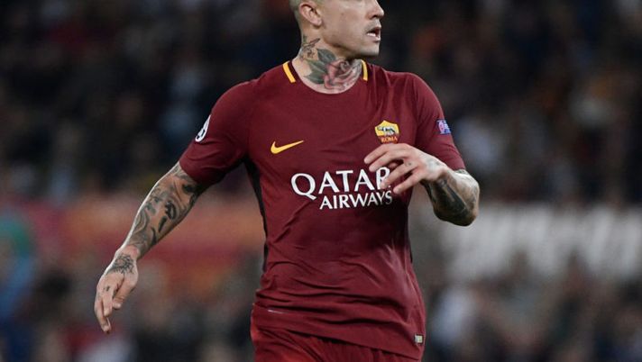 Roma's Belgian midfielder Radja Nainggolan reacts after scoring a goal during the UEFA Champions League semi-final second leg football match between AS Roma and Liverpool at the Olympic Stadium in Rome on May 2, 2018. (Photo by Filippo MONTEFORTE / AFP) (Photo credit should read FILIPPO MONTEFORTE/AFP/Getty Images) La Gazzetta disintegra Nainggolan: “Cerca solo le gambe” - immagine 1
