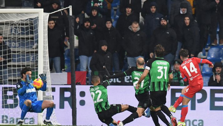 REGGIO NELL'EMILIA, ITALY - DECEMBER 01: Dries Mertens of SSC Napoli scores their side's second goal past Andrea Consigli of U.S. Sassuolo Calcio during the Serie A match between US Sassuolo v SSC Napoli at Mapei Stadium - Citta' del Tricolore on December 01, 2021 in Reggio nell'Emilia, Italy. (Photo by Alessandro Sabattini/Getty Images) REGGIO NELL'EMILIA, ITALY - DECEMBER 01: Dries Mertens of SSC Napoli scores their side's second goal past Andrea Consigli of U.S. Sassuolo Calcio during the Serie A match between US Sassuolo v SSC Napoli at Mapei Stadium - Citta' del Tricolore on December 01, 2021 in Reggio nell'Emilia, Italy. (Photo by Alessandro Sabattini/Getty Images)