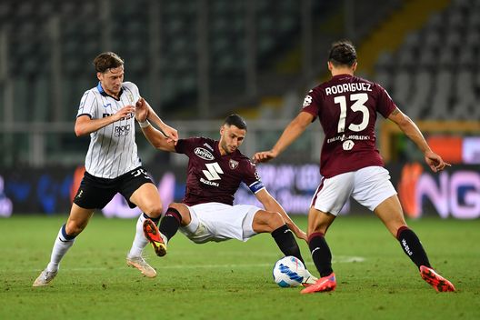TURIN, ITALY - AUGUST 21: Rolando Mandragora (C) of Torino FC is tackled by Sam Lammers of Atalanta BC during the Serie A match between Torino FC and Atalanta BC at Stadio Olimpico di Torino on August 21, 2021 in Turin, Italy. (Photo by Valerio Pennicino/Getty Images) TURIN, ITALY - AUGUST 21: Rolando Mandragora (C) of Torino FC is tackled by Sam Lammers of Atalanta BC during the Serie A match between Torino FC and Atalanta BC at Stadio Olimpico di Torino on August 21, 2021 in Turin, Italy. (Photo by Valerio Pennicino/Getty Images)