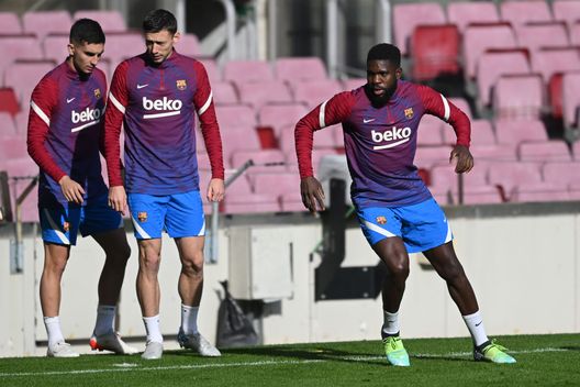 BARCELONA, SPAIN - JANUARY 03: Samuel Umtiti of FC Barcelona in action during a training session at Camp Nou on January 03, 2022 in Barcelona, Spain. (Photo by David Ramos/Getty Images) Pantaleo Corvino apre ad Umtiti: “Non smentisco l’idea ma è tutto ancora in corso” - immagine 1