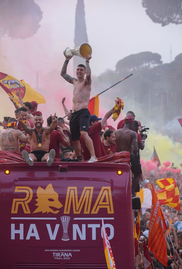 Roma, il popolo giallorosso in festa visto dal pullman della squadra – FOTO GALLERY - immagine 58