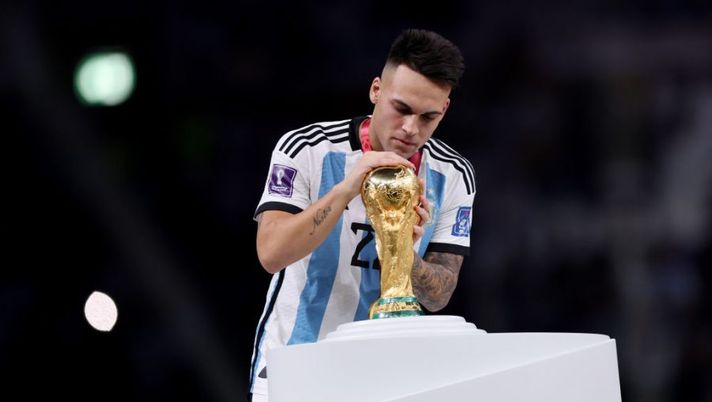 LUSAIL CITY, QATAR - DECEMBER 18: Lautaro Martinez of Argentina wipes the FIFA World Cup winning trophy after kissing during the award ceremony following the FIFA World Cup Qatar 2022 Final match between Argentina and France at Lusail Stadium on December 18, 2022 in Lusail City, Qatar. (Photo by Clive Brunskill/Getty Images) Lautaro: “Inter, credi allo Scudetto! La caviglia è migliorata, sono pronto per il Napoli” - immagine 1