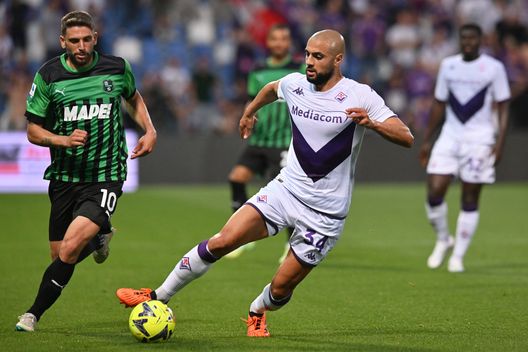 REGGIO NELL'EMILIA, ITALY - JUNE 02: Sofyan Amrabat of ACF Fiorentina controls the ball during the Serie A match between US Sassuolo and ACF Fiorentina at Mapei Stadium - Citta' del Tricolore on June 02, 2023 in Reggio nell'Emilia, Italy. (Photo by Alessandro Sabattini/Getty Images) Per Amrabat ci sono le big. Ma Italiano a Praga se lo aspetta in versione Qatar- immagine 2