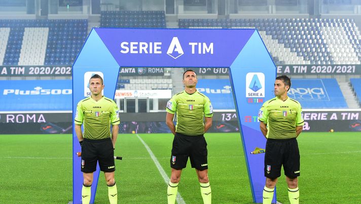 BERGAMO, ITALY - DECEMBER 20: Referee Marco Di Bello (C) looks on with his assistants prior to the Serie A match between Atalanta BC and AS Roma at Gewiss Stadium on December 20, 2020 in Bergamo, Italy. Sporting stadiums around Italy remain under strict restrictions due to the Coronavirus Pandemic as Government social distancing laws prohibit fans inside venues resulting in games being played behind closed doors. (Photo by Pier Marco Tacca/Getty Images) BERGAMO, ITALY - DECEMBER 20: Referee Marco Di Bello (C) looks on with his assistants prior to the Serie A match between Atalanta BC and AS Roma at Gewiss Stadium on December 20, 2020 in Bergamo, Italy. Sporting stadiums around Italy remain under strict restrictions due to the Coronavirus Pandemic as Government social distancing laws prohibit fans inside venues resulting in games being played behind closed doors. (Photo by Pier Marco Tacca/Getty Images)
