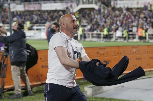 FLORENCE, ITALY - MAY 09: Vincenzo Italiano manager of ACF Fiorentina celebrates the victory after during the Serie A match between ACF Fiorentina and AS Roma at Stadio Artemio Franchi on May 9, 2022 in Florence, Italy. (Photo by Gabriele Maltinti/Getty Images) Pradè e Burdisso lasciano il centro sportivo: l’indizio sul rinnovo di Italiano- immagine 2