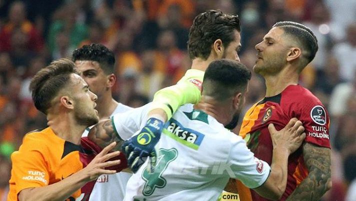 Icardi difende Torreira: parapiglia in area, espulso il portiere del Konyaspor ICARDI FACE TO FACE