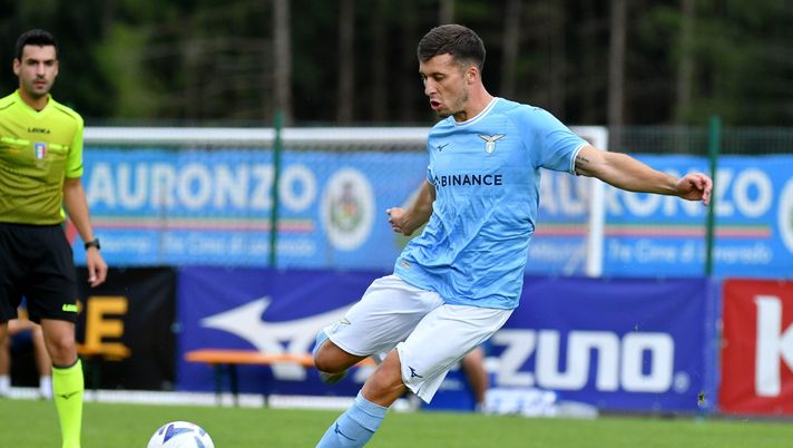 AURONZO DI CADORE, ITALY - JULY 10: Nicolò Casale of SS Lazio in action during the friendly match SS Lazio v Auronzo di Cador on July 10, 2022 in Auronzo di Cadore, Italy. (Photo by Marco Rosi - SS Lazio/Getty Images) Casale si presenta alla Lazio: “Nonostante le voci, ho sempre voluto venire qui” - immagine 1