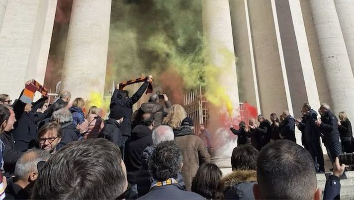 Funerali Mandolesi: cori, fumogeni e 500 persone per l’ultimo saluto ad Alberto - immagine 1