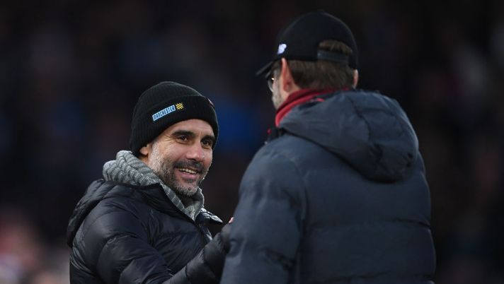 LIVERPOOL, ENGLAND - NOVEMBER 10: Josep Guardiola of Manchester City is greeted by Jurgen Klopp of Liverpool looks on with ta smile ahead of the Premier League match between Liverpool FC and Manchester City at Anfield on November 10, 2019 in Liverpool, United Kingdom. (Photo by Laurence Griffiths/Getty Images) Inghilterra, svolta epocale: dalla prossima stagione cinque sostituzioni anche in Premier - immagine 1