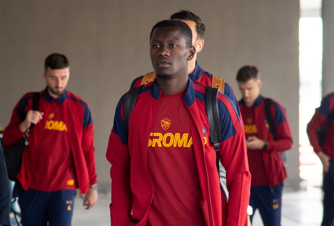Roma in viaggio verso Leverkusen: presenti Dybala e gli indisponibili – FOTO GALLERY - immagine 22