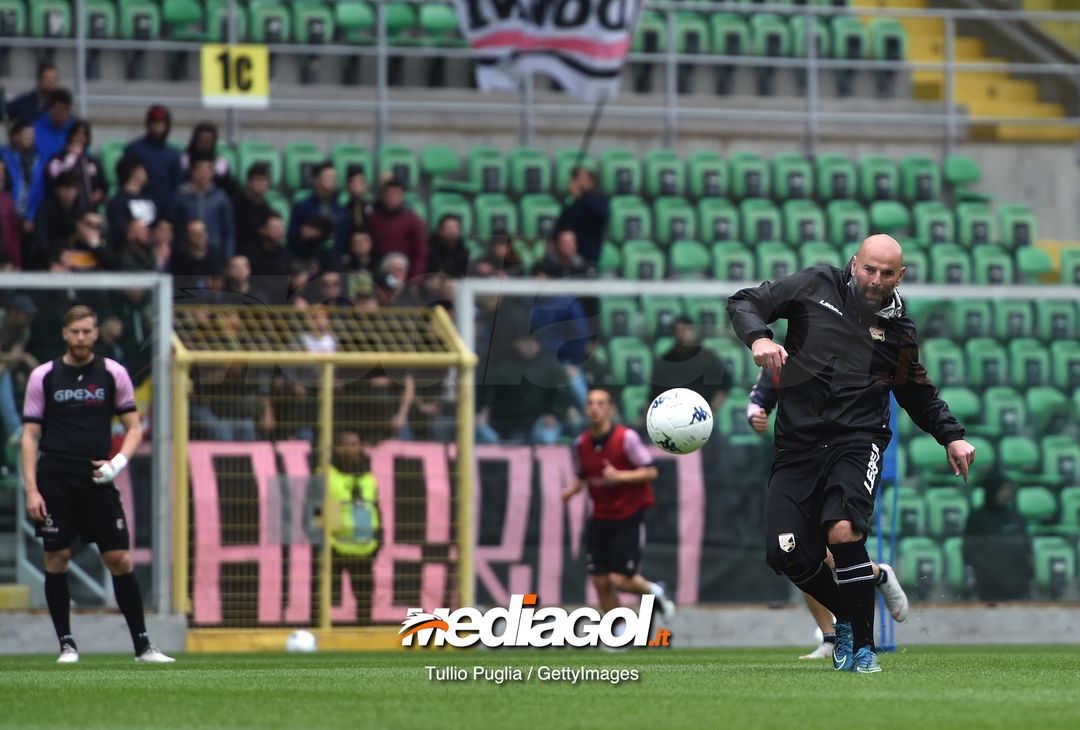  PALERMO, ITALY - MARCH 28: Head coach Roberto Stellone of Palermo in action during a training session at Stadio Renzo Barbera on March 28, 2019 in Palermo, Italy. (Photo by Tullio M. Puglia/Getty Images) 