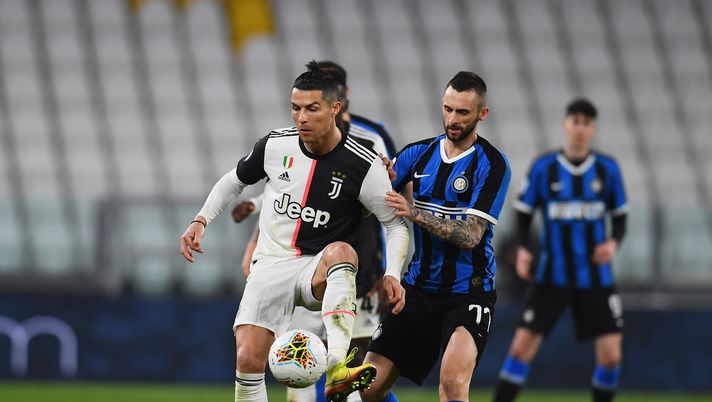 TURIN, ITALY - MARCH 08:  Marcelo Brozovic of FC Internazionale and Cristiano Ronaldo of Juventus compete for the ball during the Serie A match between Juventus and FC Internazionale played behind closed doors at Allianz Stadium after the Italian Government has issued a list of new guidelines to help stop the spread of the Coronavirus COVID-19 on March 8, 2020 in Turin, Italy.  (Photo by Claudio Villa - Inter/Inter via Getty Images)
