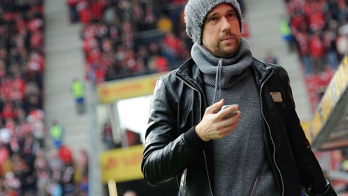 MAINZ, GERMANY - OCTOBER 27: Injured player of Mainz 05 Ivan Klasnic looks on prior to the Bundesliga match between FSV Mainz 05 and TSG 1899 Hoffenheim at Coface Arena on October 27, 2012 in Mainz, Germany. (Photo by Thorsten Wagner/Bongarts/Getty Images) MAINZ, GERMANY - OCTOBER 27: Injured player of Mainz 05 Ivan Klasnic looks on prior to the Bundesliga match between FSV Mainz 05 and TSG 1899 Hoffenheim at Coface Arena on October 27, 2012 in Mainz, Germany. (Photo by Thorsten Wagner/Bongarts/Getty Images)