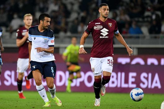 TURIN, ITALY - SEPTEMBER 23: Pedro Rodriguez of SS Lazio compete for the ball with Rolando Mandragora of Torino FC during the Serie A match between Torino FC v SS Lazio at Stadio Olimpico di Torino on September 23, 2021 in Turin, Italy. (Photo by Marco Rosi - SS Lazio/Getty Images) Toro, Juric cerca nuovi leader: “Gerarchie capovolte, c’è ricambio generazionale”- immagine 2