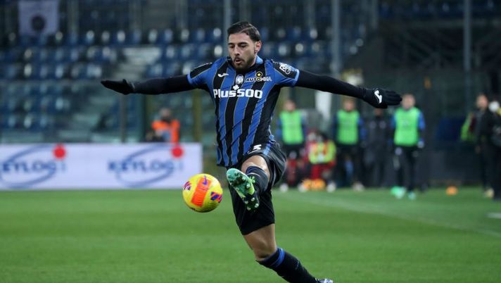 BERGAMO, ITALY - JANUARY 12: Giuseppe Pezzella of Atalanta BC in action during the Coppa Italia match between Atalanta BC and Venezia FC at Gewiss Stadium on January 12, 2022 in Bergamo, Italy. (Photo by Giuseppe Cottini/Getty Images) Lecce, è ufficiale anche Pezzella: domani le visite. E Umtiti si commuove all’arrivo - immagine 1