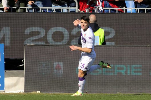 CAGLIARI, ITALY - JANUARY 23:Riccardo Sottil of Fiorentina celebrates his goal 1-1 during the Serie A match between Cagliari Calcio and ACF Fiorentina at Sardegna Arena on January 23, 2022 in Cagliari, Italy. (Photo by Enrico Locci/Getty Images) Cecchi: “Senza Vlahovic la Fiorentina ha grandi limiti. Sottil, perché provocare?”- immagine 2