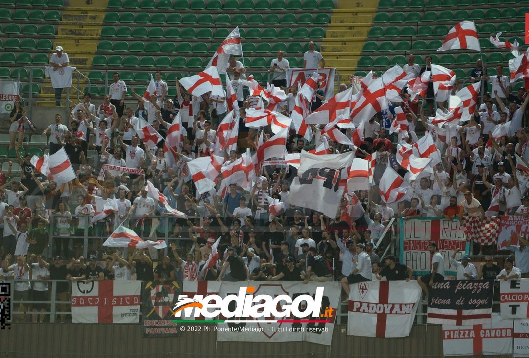 Fototifo, facce da Serie B. I tifosi allo stadio per Palermo-Padova 1-0 - immagine 140