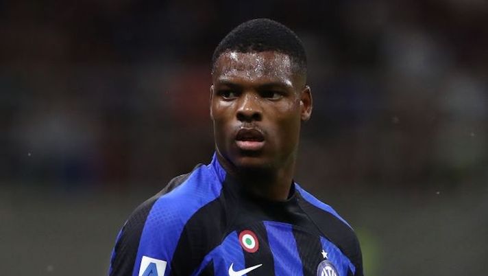 MILAN, ITALY - AUGUST 20: Denzel Dumfries of FC Internazionale looks on during the Serie A match between FC Internazionale and Spezia Calcio at Stadio Giuseppe Meazza on August 20, 2022 in Milan, . (Photo by Marco Luzzani/Getty Images) Gazzetta: “Dumfries rischia di diventare un caso, era una certezza dell’Inter e ora…” - immagine 1