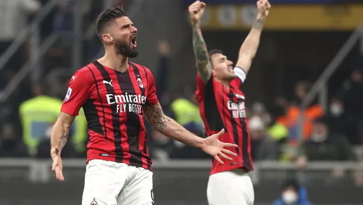 MILAN, ITALY - FEBRUARY 05: Olivier Giroud of AC Milan celebrates his goal during the Serie A match between FC Internazionale and AC Milan at Stadio Giuseppe Meazza on February 05, 2022 in Milan, Italy. (Photo by Marco Luzzani/Getty Images)