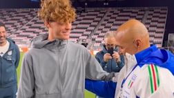 Sinner, visita alla Nazionale. Spalletti: “Prendete esempio da lui” | VIDEO
