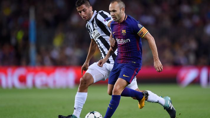 BARCELONA, SPAIN - SEPTEMBER 12: Andres Iniesta of Barcelona and Rodrigo Bentancur of Juventus battle for possession during the UEFA Champions League Group D match between FC Barcelona and Juventus at Camp Nou on September 12, 2017 in Barcelona, Spain.  (Photo by Alex Caparros/Getty Images) 