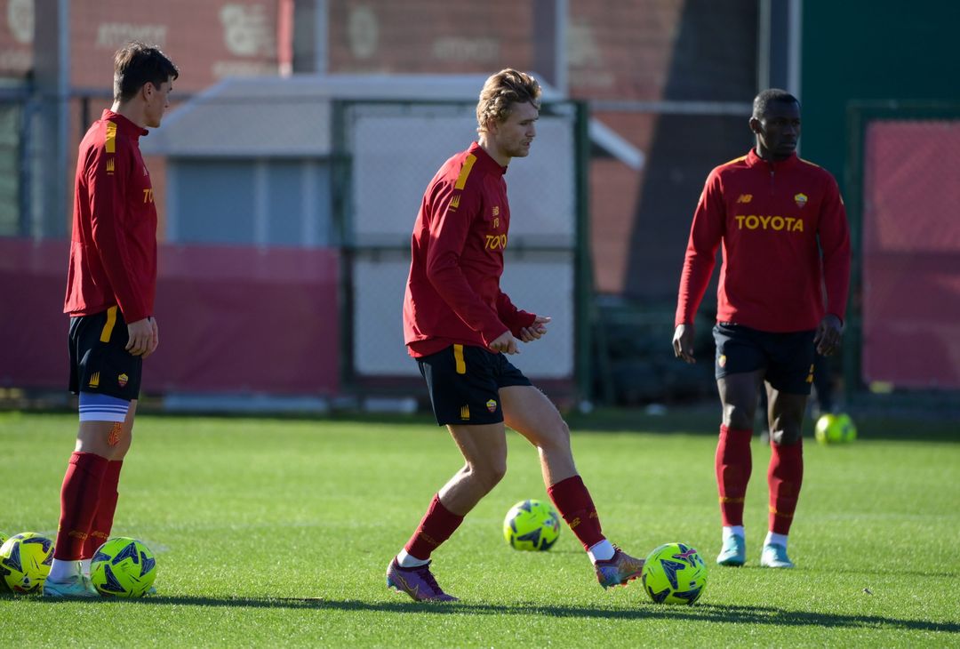Roma, allenamento in vista del Genova. Mourinho parla con Solbakken – FOTO GALLERY - immagine 12