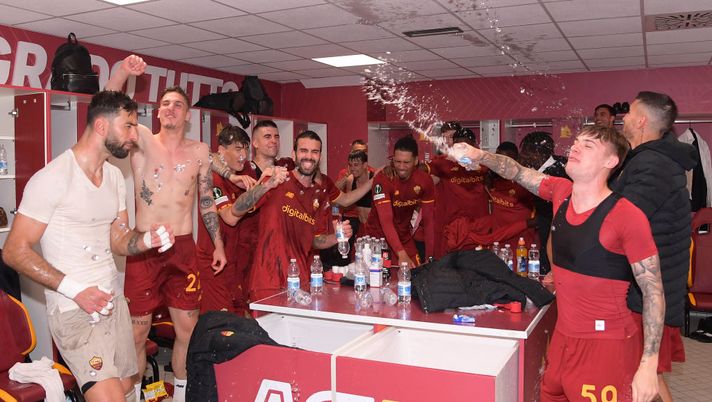 La festa della Roma: Mourinho esce in lacrime, delirio negli spogliatoi – VIDEO - immagine 1