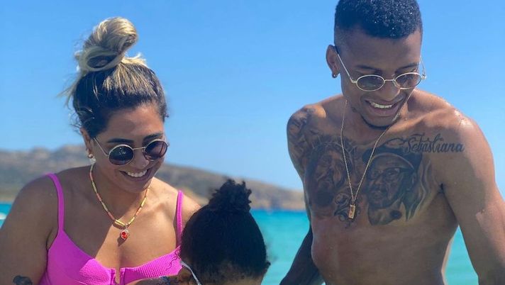 Dalbert si rilassa al mare: lo scatto in famiglia del calciatore brasiliano Dalbert si rilassa al mare: lo scatto in famiglia del calciatore brasiliano
