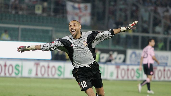 PALERMO, ITALY - SEPTEMBER 28: Alberto Fontana of Palermo celabrates their second goal during the UEFA Cup first round, second leg match between Palermo and West Ham United at Stadio Renzo Barbera on September 28, 2006 in Palermo, Italy. (Photo by Phil Cole/Getty Images) Fontana: “La mia scelta fra Sommer e Meret è chiara. Sul gesto di De Laurentiis…” - immagine 1