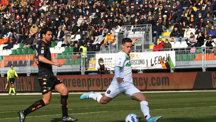 VENICE, ITALY - MARCH 06: Giacomo Raspadori of Sassuolo scores his team's opening goal during the Serie A match between Venezia FC and US Sassuolo at Stadio Pier Luigi Penzo on March 06, 2022 in Venice, Italy. (Photo by Maurizio Lagana/Getty Images) Bargiggia: “Domani il Napoli chiude per Raspadori, il portiere arriverà sabato” - immagine 1