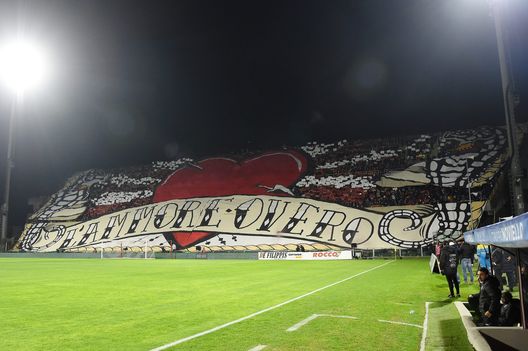 SALERNO, ITALY - NOVEMBER 30: US Salernitana supporters choreography before the Serie A match between US Salernitana v Juventus at Stadio Arechi on November 30, 2021 in Salerno, Italy. (Photo by Francesco Pecoraro/Getty Images) SALERNO, ITALY - NOVEMBER 30: US Salernitana supporters choreography before the Serie A match between US Salernitana v Juventus at Stadio Arechi on November 30, 2021 in Salerno, Italy. (Photo by Francesco Pecoraro/Getty Images)