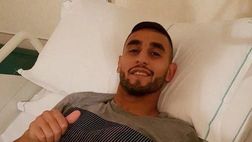 Napoli, Ghoulam sorridente svolge le terapie con il Dottor. De Nicola