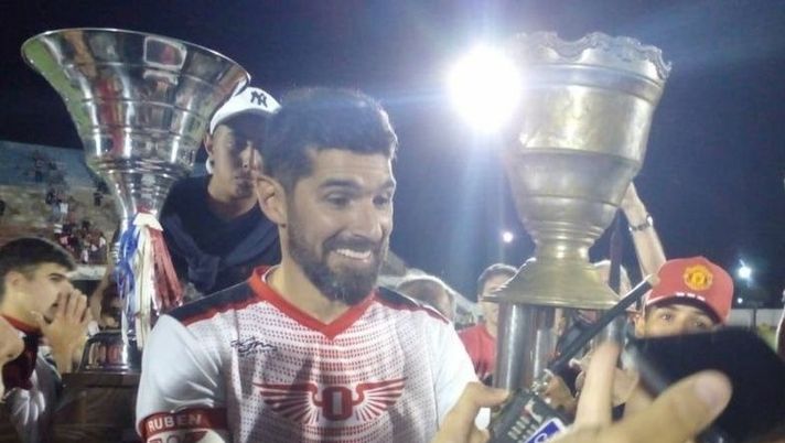 A 45 anni El Loco Abreu vince ancora: campione minuano in Uruguay con la sua Olimpia A 45 anni El Loco Abreu vince ancora: campione minuano in Uruguay con la sua Olimpia - immagine 1