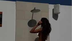 Lady Bendtner sciocca i suoi follower: doccia nuda sui social