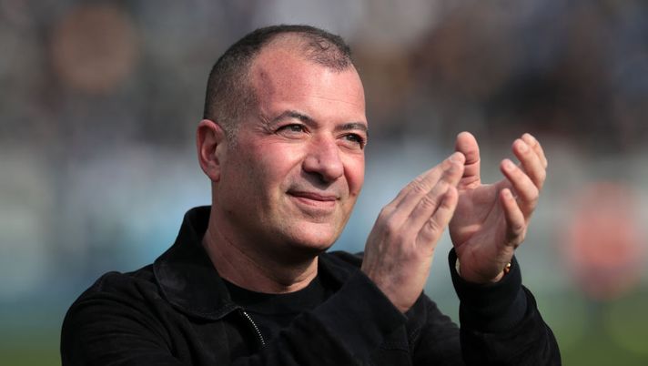 BERGAMO, ITALY - FEBRUARY 19: Saverio Sticchi Damiani, President of US Lecce greets fans prior to the Serie A match between Atalanta BC and US Lecce at Gewiss Stadium on February 19, 2023 in Bergamo, Italy. (Photo by Emilio Andreoli/Getty Images) Pres. Lecce: “Baschirotto e Strefezza? Via se ne vale la pena. Hjulmand e al posto di Falcone…” - immagine 1