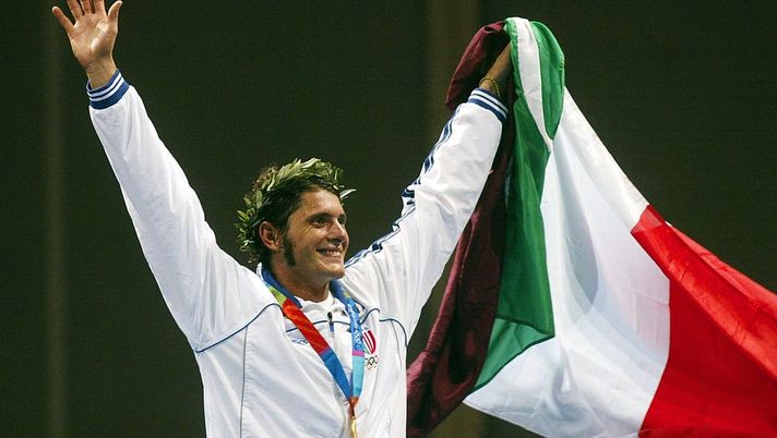 ATHENS, GREECE - AUGUST 14: Fechten: Olympische Spiele Athen 2004, Athen; Saebel / Einzel / Maenner; Siegerehrung; Aldo MONTANO / ITA / Gold 14.08.04. (Photo by Martin Rose/Bongarts/Getty Images) ATHENS, GREECE - AUGUST 14: Fechten: Olympische Spiele Athen 2004, Athen; Saebel / Einzel / Maenner; Siegerehrung; Aldo MONTANO / ITA / Gold 14.08.04. (Photo by Martin Rose/Bongarts/Getty Images)