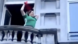Marocco vince e tifosa si affaccia dal balcone e si denuda (video)