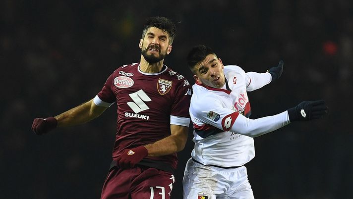 TURIN, ITALY - DECEMBER 22:  Luca Rossettini (L) of FC Torino goes up with Giovanni Simeone of Genoa CFC during the Serie A match between FC Torino and Genoa CFC at Stadio Olimpico di Torino on December 22, 2016 in Turin, Italy.  (Photo by Valerio Pennicino/Getty Images) 